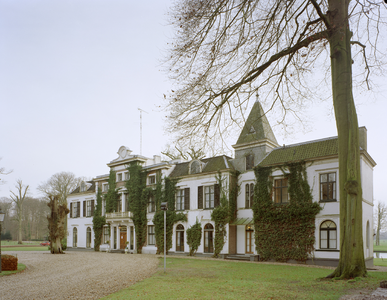 19931 Gezicht op de voorgevel van hotel-restaurant Den Treek (Huize Den Treek, Treekerweg 23) te Leusden.